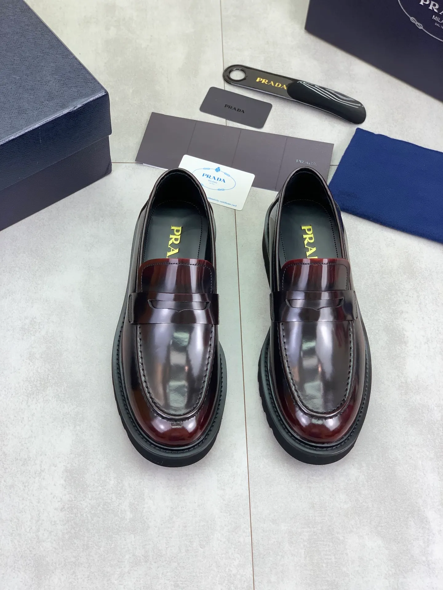 Factory price P880💰Original quality, top version🔱 ＰＲＡＤＡPrada. Men’s business casual leather shoes, top quality products. 1:1 shipment⬆️Luxurious and noble👞All imported original color-brushed edge beads, just to create a more comfortable wearing experience. Upper: Original comfortable open-edge bead rubbed color calfskin➕Top imported water-dyed full cow lining, original high-end lightweight and comfortable TPU foam combination bottom✔️Code number: 39-44 (38 45) 46 47 can be customized)